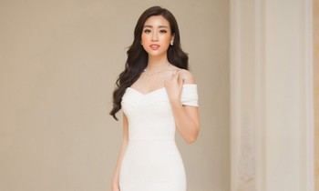 Hoa hậu Mỹ Linh gợi cảm với váy đuôi cá nhận giải 'Nghệ sĩ nhân ái'