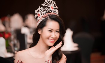 Dương Thuỳ Linh mở tiệc mừng sau khi đăng quang Mrs Worldwide 2018