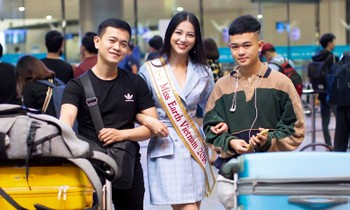 Phương Khánh và anh trai (trái) cùng em trai trong ngày lên đường đi thi Miss Earth.