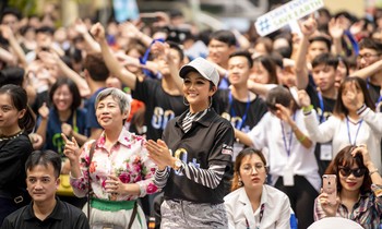 H'Hen Niê gây 'náo loạn' khi tham dự Giờ Trái đất 2019 ở Hà Nội