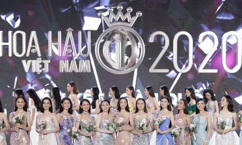 Các thí sinh Hoa hậu Việt Nam rạng rỡ trên sân khấu Bán kết toàn quốc.