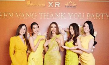 Hoa hậu Thuỳ Tiên diện váy cắt xẻ nóng bỏng, đọ dáng Đỗ Mỹ Linh và dàn hậu ở tiệc cuối năm
