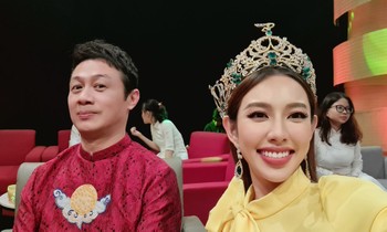 Biểu cảm của MC Anh Tuấn khi lần đầu chụp ảnh với Hoa hậu Thuỳ Tiên khiến fan bật cười