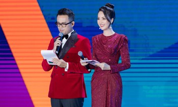 Á hậu Thụy Vân xúc động đón tuổi mới sau khi dẫn lễ bế mạc SEA Games 31