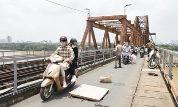 Lộ nguyên nhân mặt cầu Long Biên bị thủng lỗ lớn