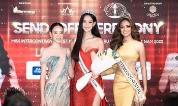 Á hậu Bảo Ngọc nổi bật với chiều cao 'khủng' khi nhận sash từ đương kim Hoa hậu Liên lục địa 2021