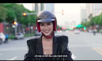 Á hậu Bảo Ngọc trổ tài lái xe phân khối lớn cực 'ngầu' trong video giới thiệu ở Hoa hậu Liên lục địa