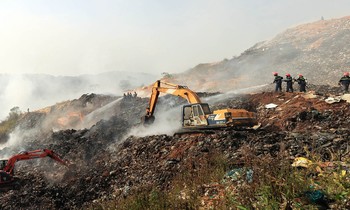 Chữa cháy tại bãi rác Cam Ly