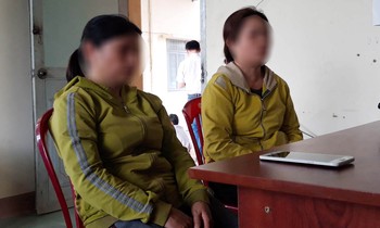 Phụ huynh của 2 học sinh lớp 9 đến trình bày con gái của họ đi chơi không thấy về