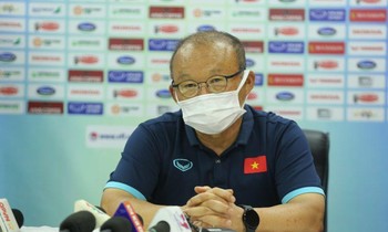 HLV Park Hang-seo: Tôi đã hiểu vì sao phải dùng cầu thủ quá tuổi