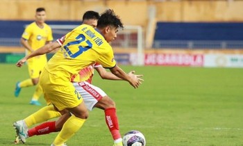 Hàng công im tiếng, SLNA lỡ cơ hội vượt qua HAGL