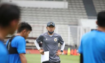 Tới Thiên Trường, HLV Shin Tae-yong vẫn chê sân xấu