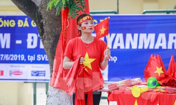 Người hâm mộ 'nhuộm đỏ' đại lộ Hùng Vương đón U23 Việt Nam