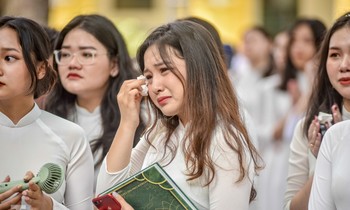 Nữ sinh Chu Văn An khóc nức nở trong lễ bế giảng cuối cùng