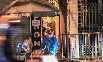Phong tỏa ngõ trên phố Trương Định có người nghi mắc COVID-19 trong đêm