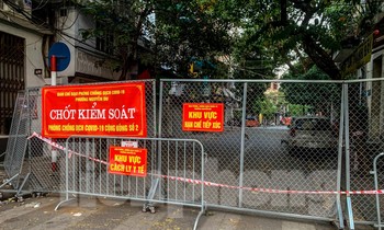 Ca dương tính SARS-CoV-2 trong cộng đồng tăng từng ngày, Hà Nội lại giăng dây khắp lối