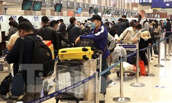 Số chuyến bay tăng vọt, Nội Bài đông nghịt người về quê đón Tết
