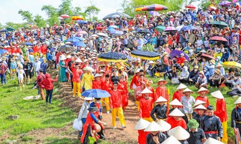 Tái hiện Thánh Gióng đánh giặc Ân ở Lễ hội Gióng