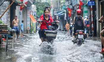 Phố phường Hà Nội ngập trong 'biển nước' chỉ sau 20 phút mưa rào