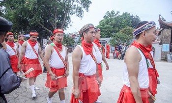 Độc đáo cảnh trai Hà thành mặc váy rước nước tại Lễ hội đình Chèm