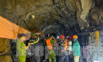 Xuyên đêm tìm kiếm công nhân bị lũ cuốn vào hầm thủy điện sâu hàng trăm mét