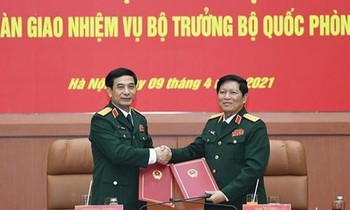 Đại tướng Ngô Xuân Lịch và Thượng tướng Phan Văn Giang tại Hội nghị bàn giao nhiệm vụ Bộ trưởng Bộ Quốc phòng. Ảnh: Báo Quân đội nhân dân