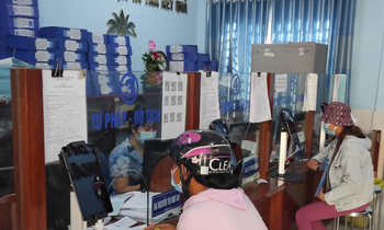 Người dân đến làm thủ tục tại UBND xã Vĩnh Lộc A, huyện Bình Chánh, ngày 29/6