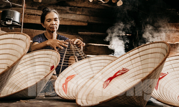 Gìn giữ nét đẹp nón lá Đồng Văn