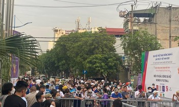 Hàng nghìn người thức xuyên đêm xếp hàng nhận vé mời trận bán kết bóng đá nữ SEA games