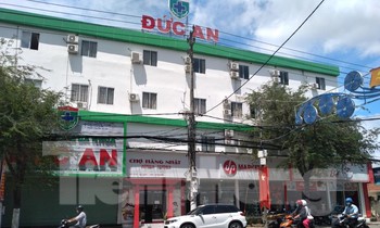 Phòng khám đa khoa Đức An sử dụng lao động Trung Quốc không phép. Ảnh LỮ HỒ.