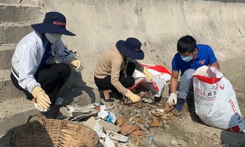 Youth union members of Khanh Hoa province participate in cleaning garbage at Nha Trang beach