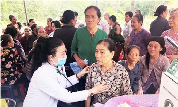 Người nghèo vùng biên giới được khám chữa bệnh miễn phí trong tháng nhân đạo