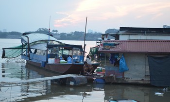 Cuộc sống lênh đênh, kham khổ của dân xóm chài ở Thủ đô 