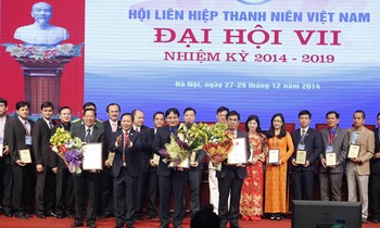 Anh Nguyễn Phi Long tặng hoa cảm ơn chia tay các anh lãnh đạo và các anh chị UBT.Ư Hội khóa VI.