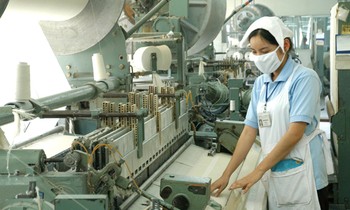 Công nhân một nhà máy dệt đang dệt khăn xuất khẩu. Ảnh: Như Ý.