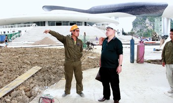 Ông Nguyễn Tăng Cường chỉ đạo kỹ sư thi công Cung quy hoạch, hội chợ và triển lãm tỉnh Quảng Ninh. Ảnh: Minh Ðức.