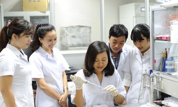 PGS.Trần Vân Khánh hướng dẫn sinh viên làm thí nghiệm.
