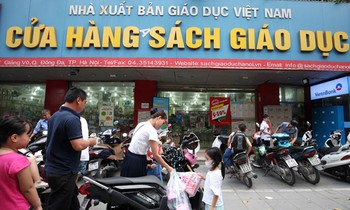 NXBGDVN quy định SGK không được trả lại, bán hết thì lãi, bán ế thì lỗ, các nhà sách phải chịu. Ảnh:Như Ý.