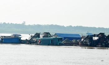 Tàu khai thác cát trái phép trên sông Hồng, đoạn thuộc địa bàn huyện Ba Vì ngày 25/9. Ảnh: Tuấn Nguyễn