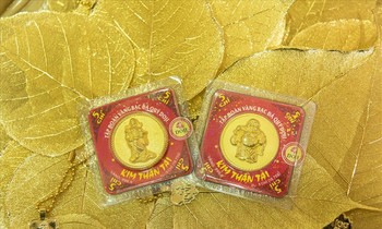 Thị trường 18/2: Hoa tươi rẻ như rau, ngày vía Thần tài đẩy mạnh bán vàng online