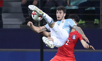 Ngôi sao từng ghi bàn vào lưới Việt Nam được Argentina và Italia triệu tập cùng lúc