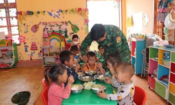 Bữa cơm ấm nóng của bộ đội biên phòng dành cho trẻ nghèo vùng biên