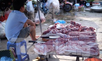 Giá thịt lợn tăng sốc, tiểu thương ế hàng vì sức mua yếu