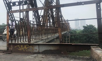 Mặt cầu, bờ lan can và hệ thống giằng sắt hoen gỉ