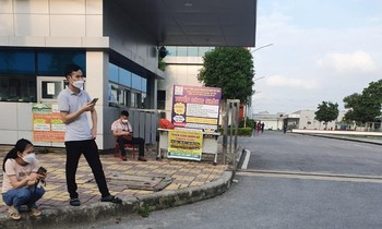 Các công ty đăng tuyển dụng công nhân tại khu công nghiệp. Trên bảng tuyển dụng ghi rõ không tuyển lao động nhiều tuổi
