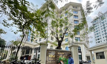 Trụ sở Tổng cục Thuế và thông báo đăng ký triển khai quản lý HĐĐT. Ảnh: Như Ý