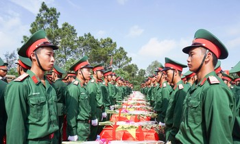 Chiến sỹ trẻ Đội Quy tập hài cốt liệt sỹ