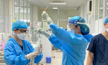Nhân viên y tế Bệnh viện Bệnh Nhiệt đới Trung ương chuẩn bị thuốc cho ca COVID-19 nặng. Ảnh: Thái Hà