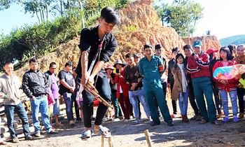 Chàng trai người Mông múa khèn