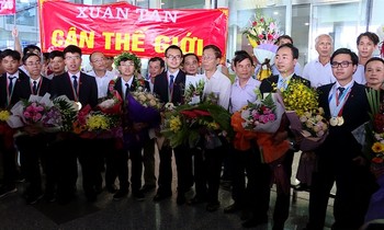 Đoàn Olympic Hóa học và Vật lý 2018 ngày trở về tại sân bay Nội Bài. Ảnh: P.V